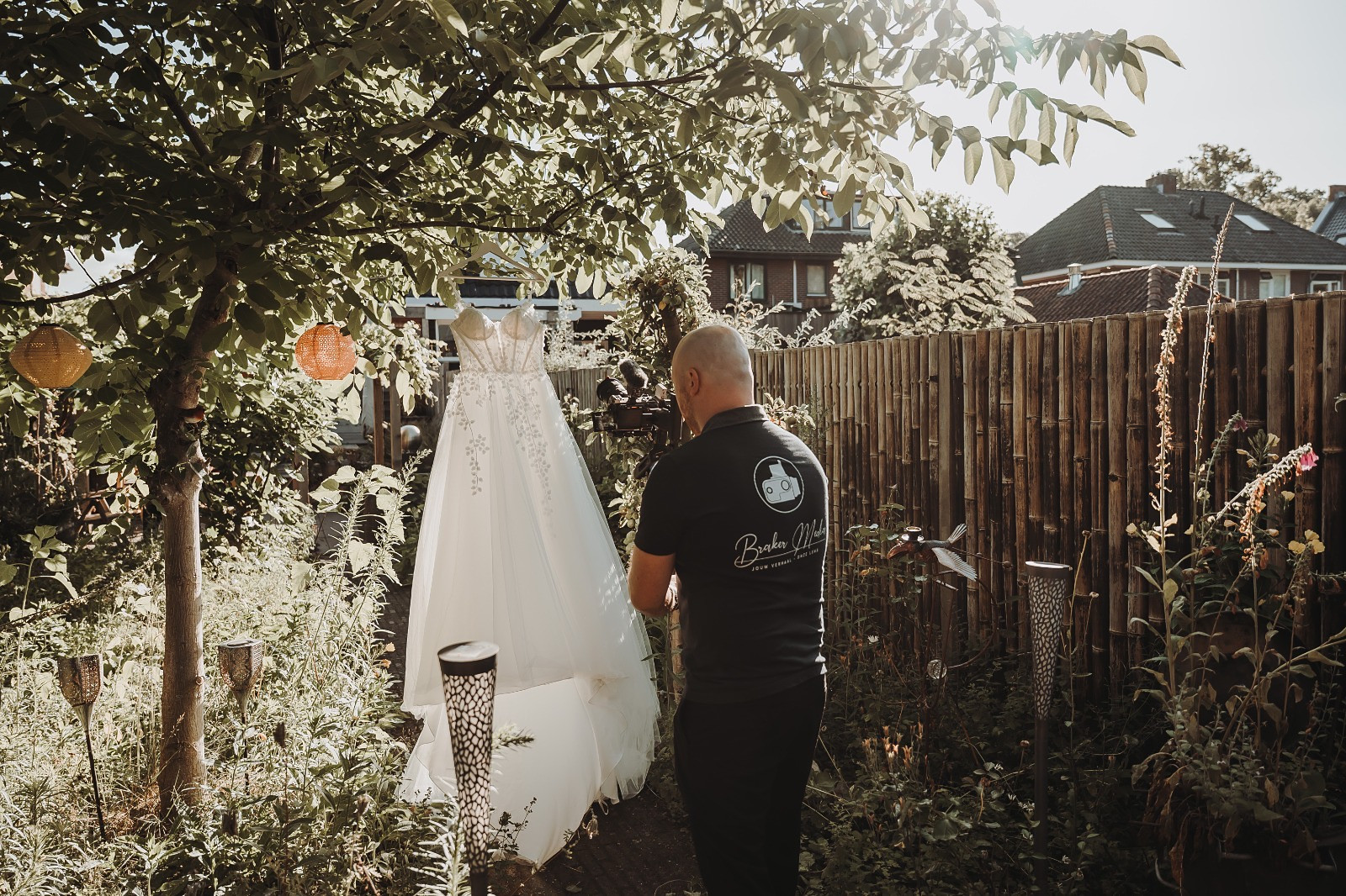 Bas Braker filmt een trouwjurk in de tuin