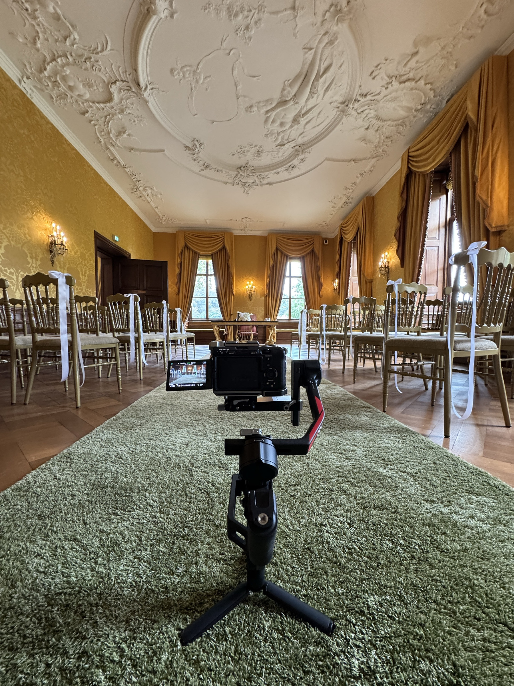 Camera op een gimbal in een trouwzaal